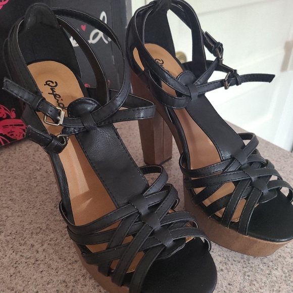 Black/Brown Open Toed Heels - Picture 6 of 8